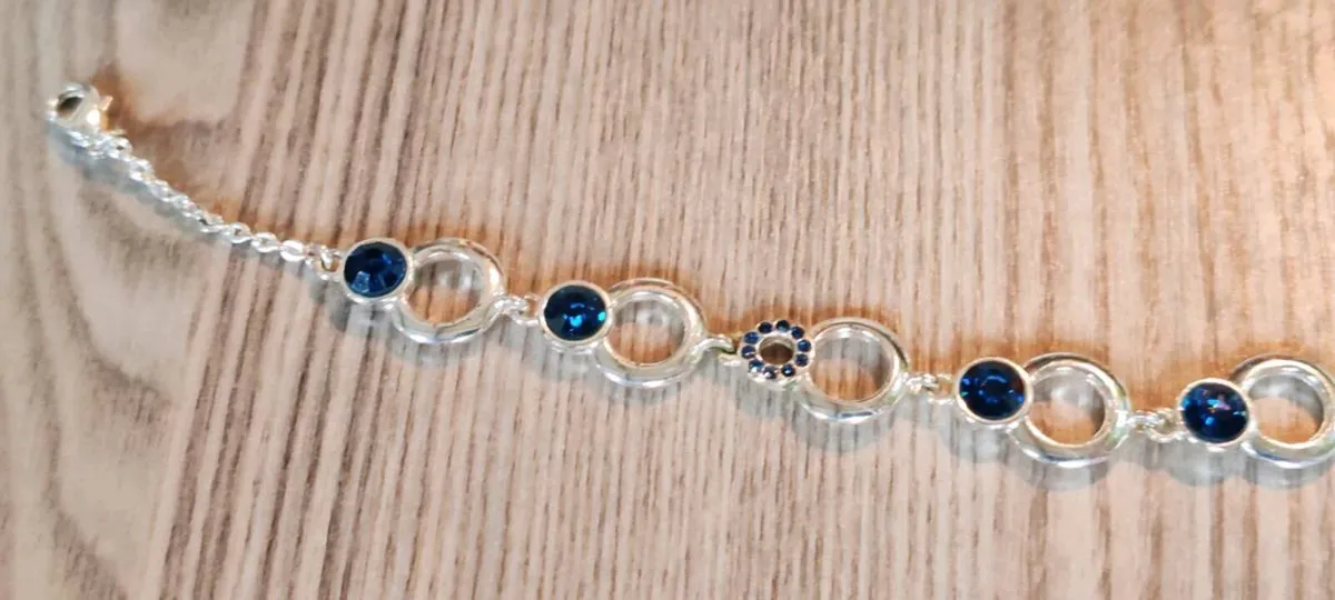 New silvertone and glass bracelet - Image 3