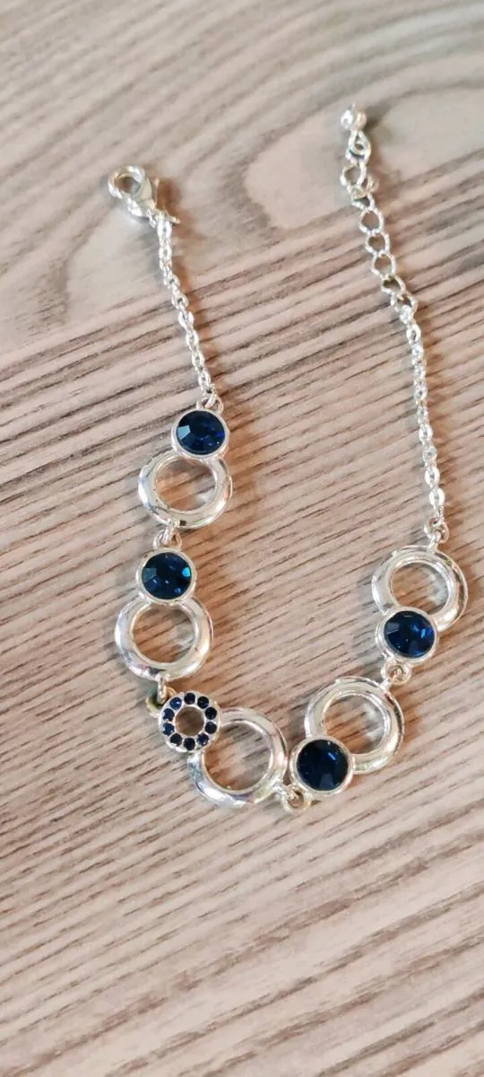 New silvertone and glass bracelet - Image 1