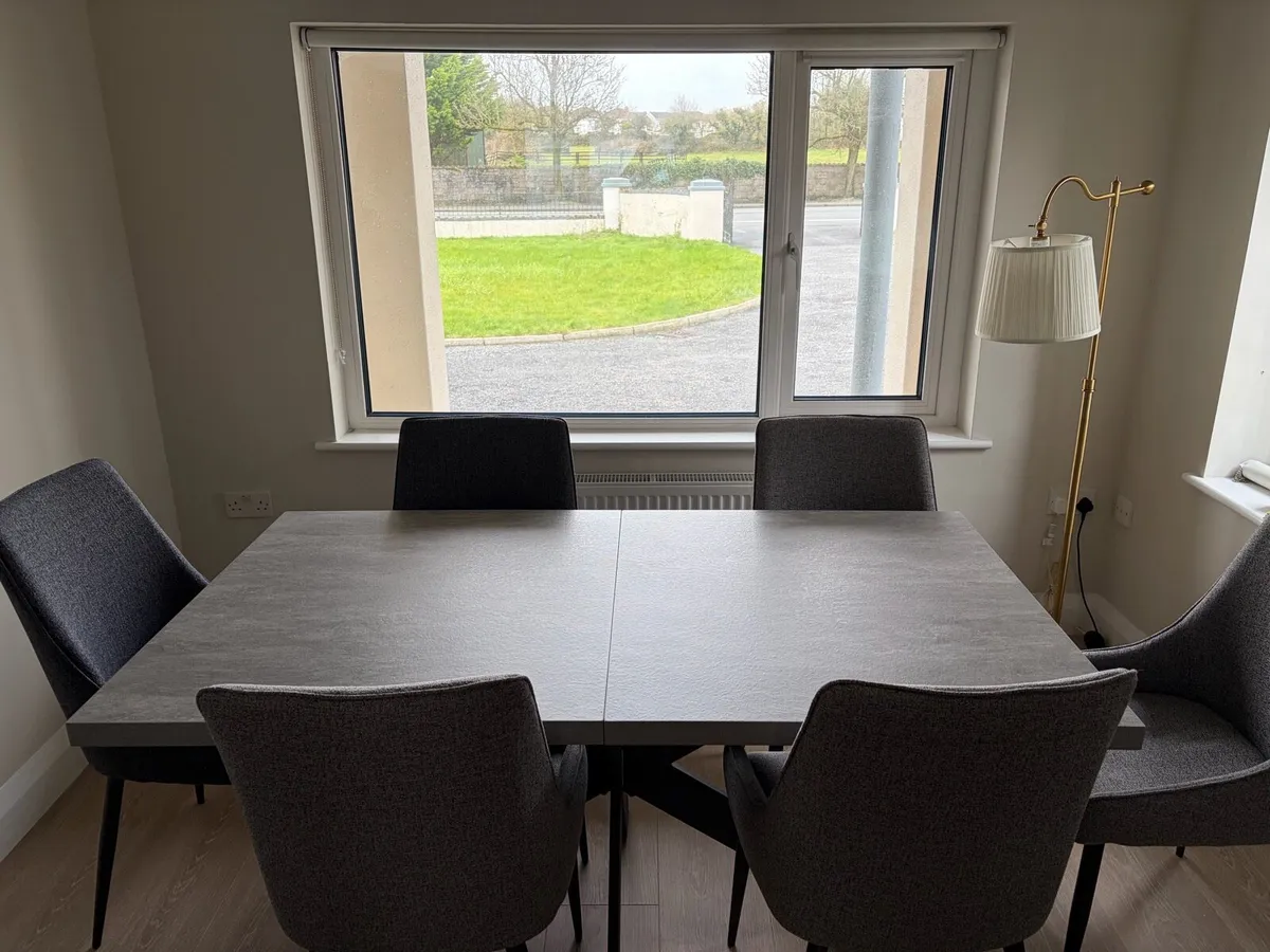 Modern extendable Dining table and 6 chairs - Image 3