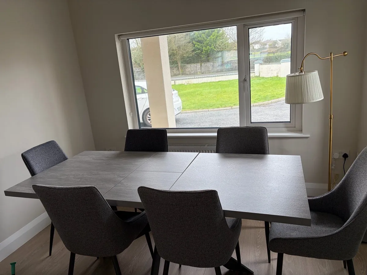 Modern extendable Dining table and 6 chairs - Image 1