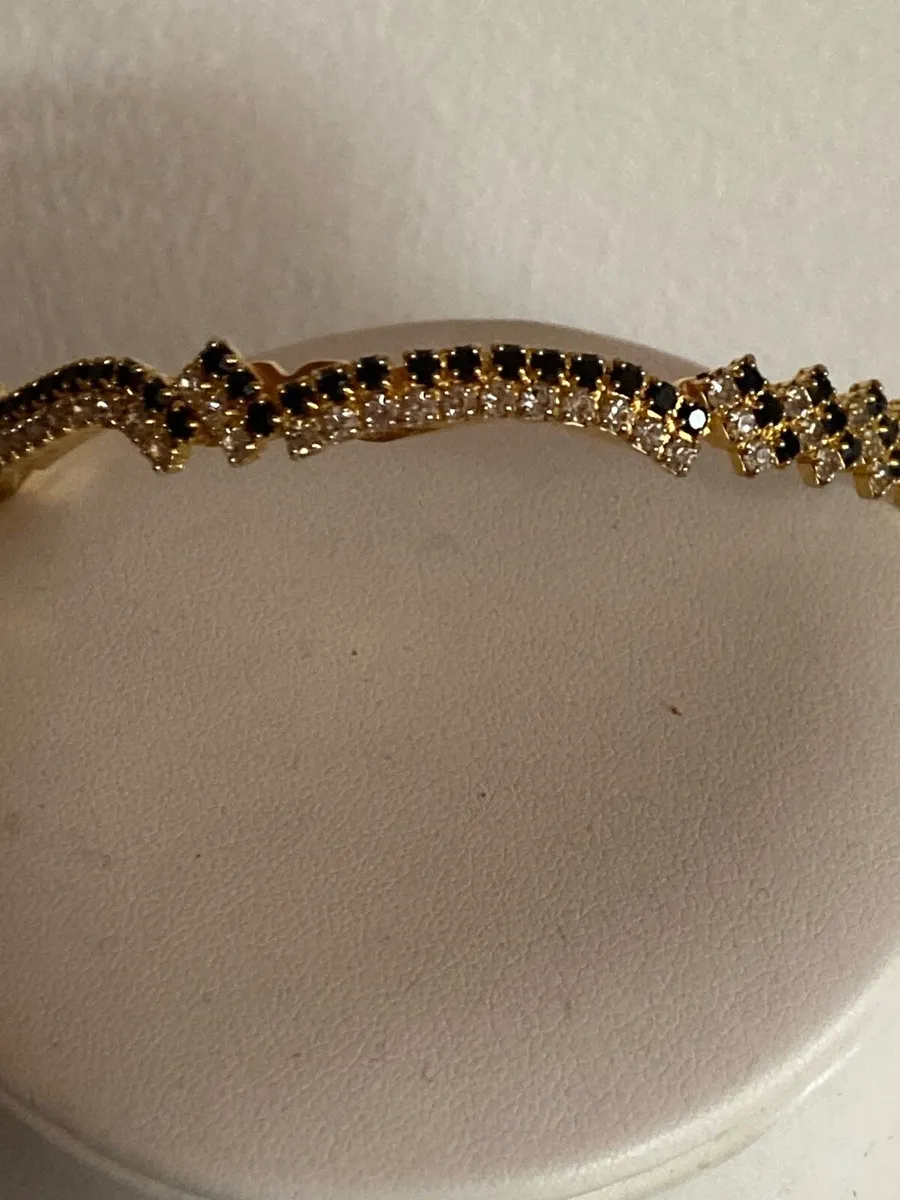 Gold tone costume bracelet beautiful - Image 1