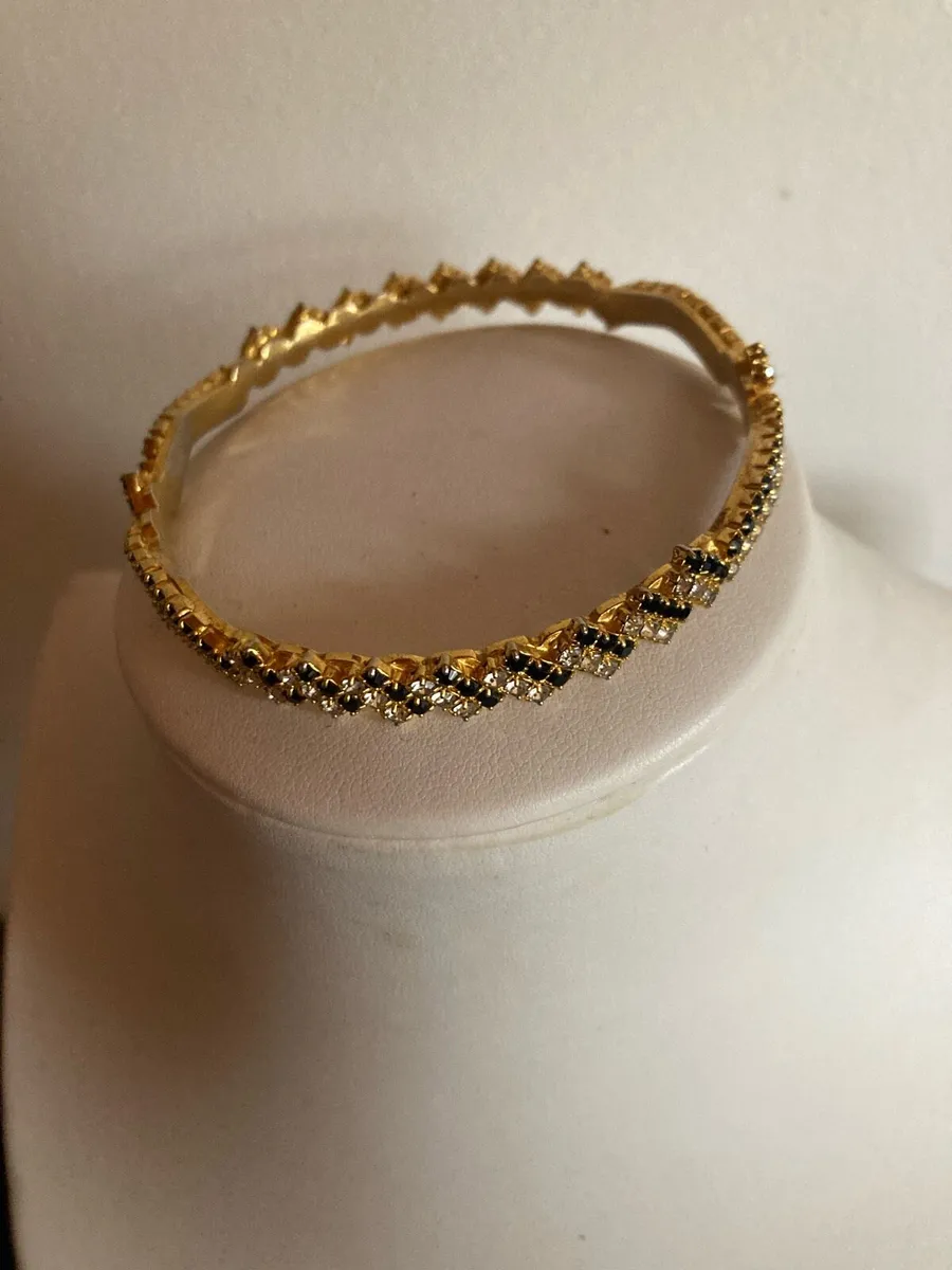 Gold tone costume bracelet beautiful - Image 2