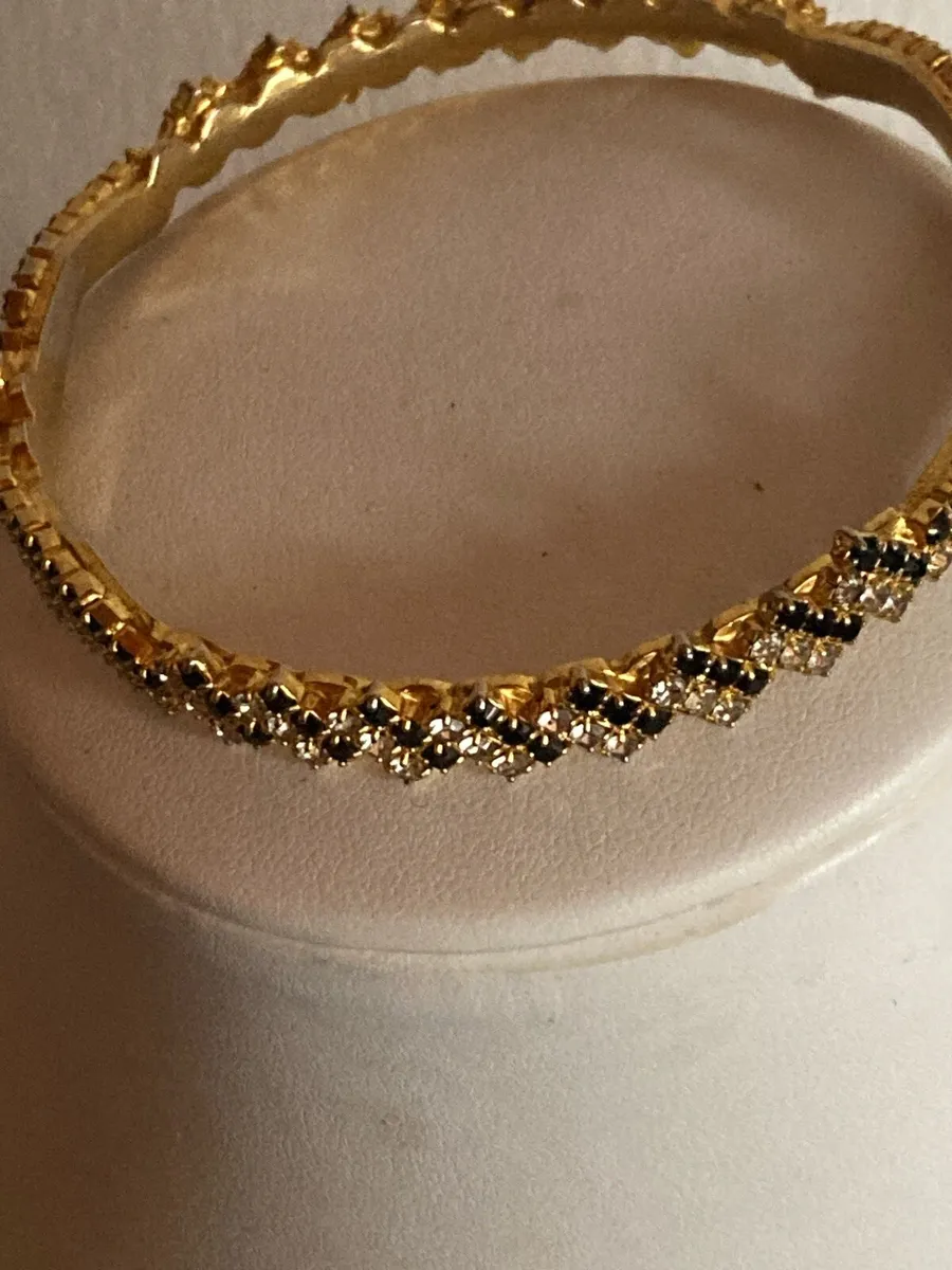 Gold tone costume bracelet beautiful - Image 3