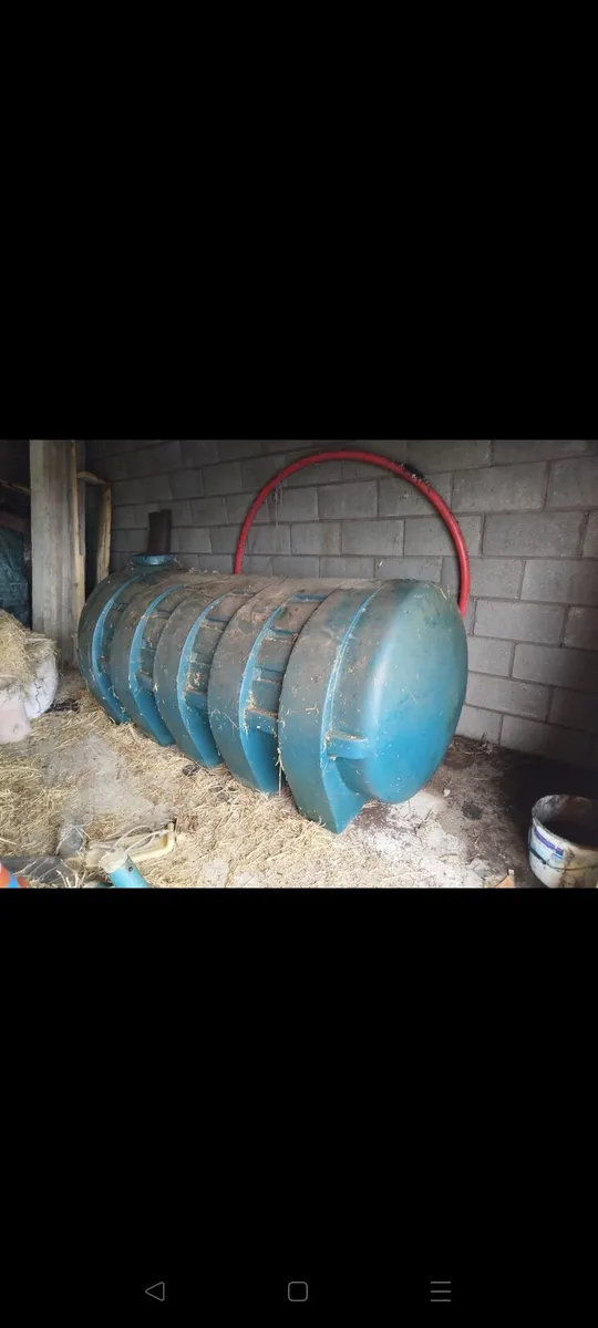 Large oil tank - Image 1