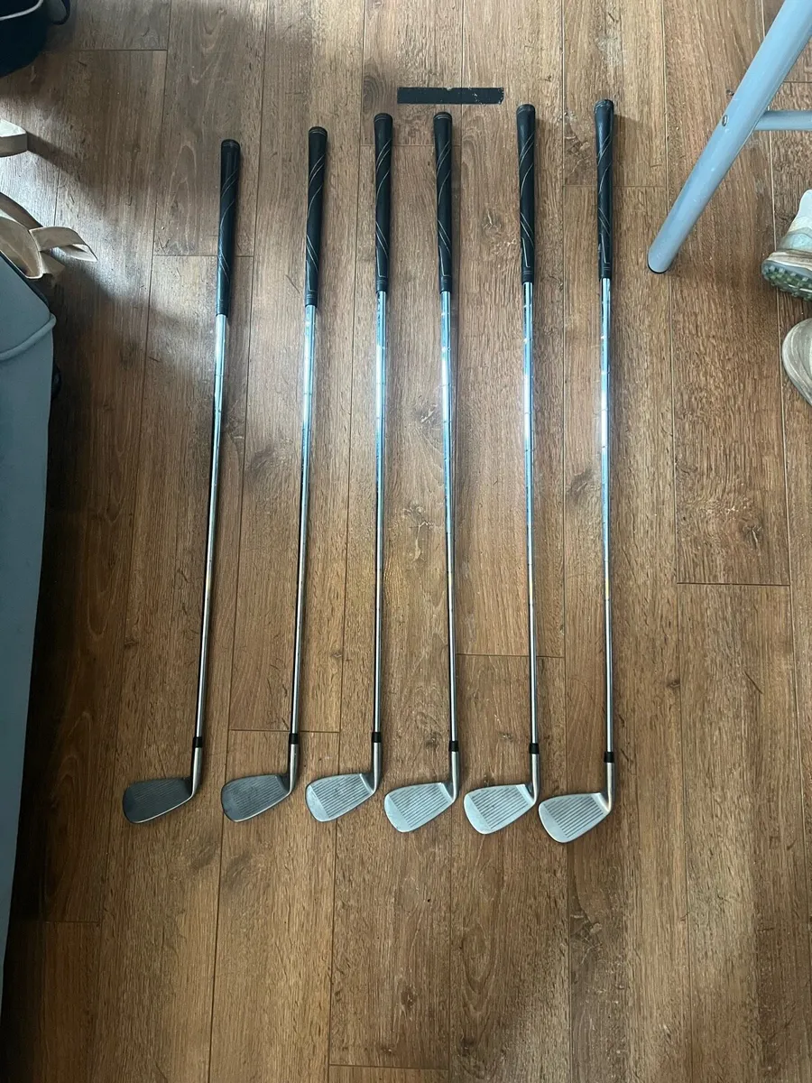 Wilson Iron Set and Golf Bag - Image 1