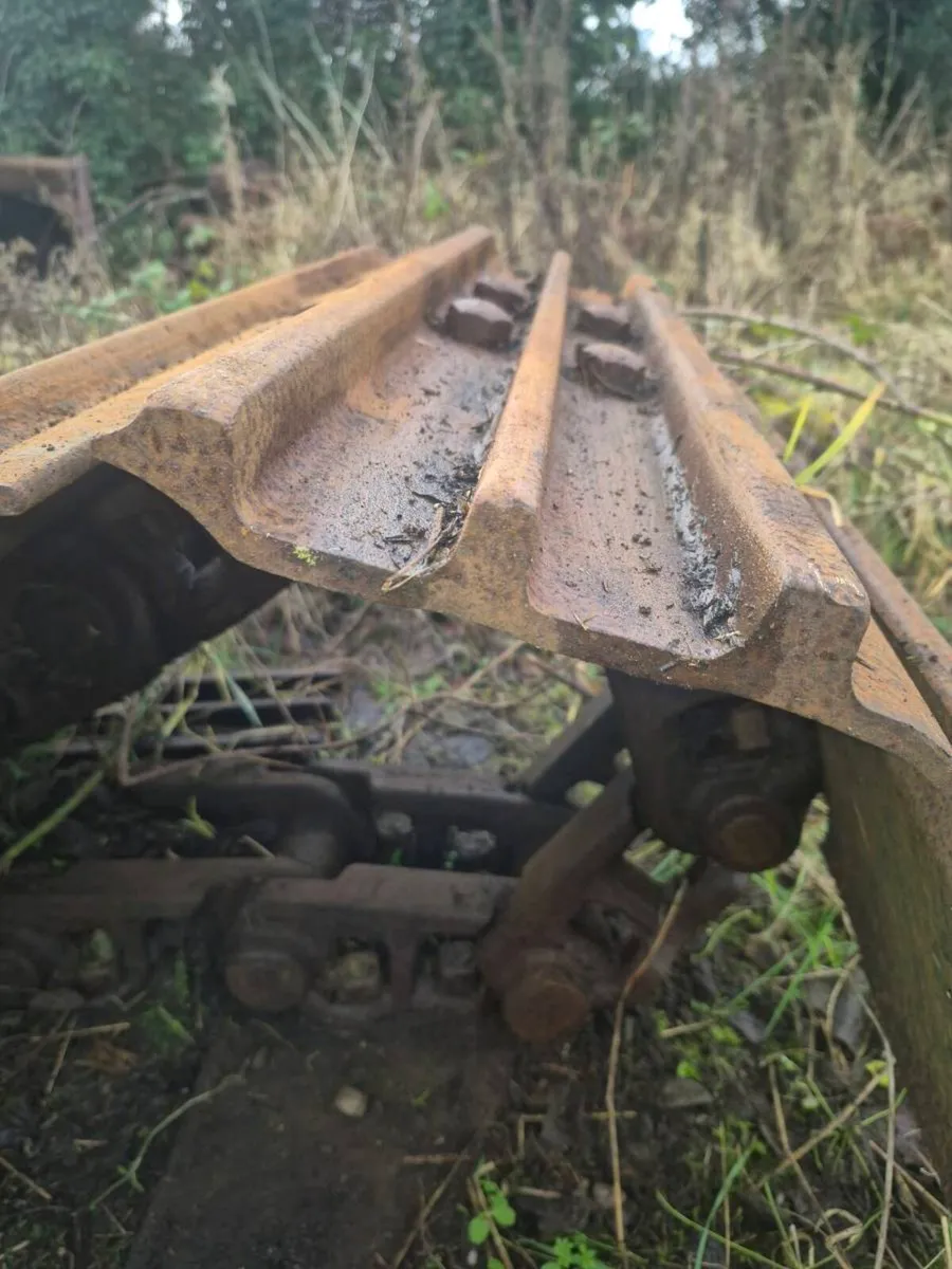 Chains and pads - Image 1