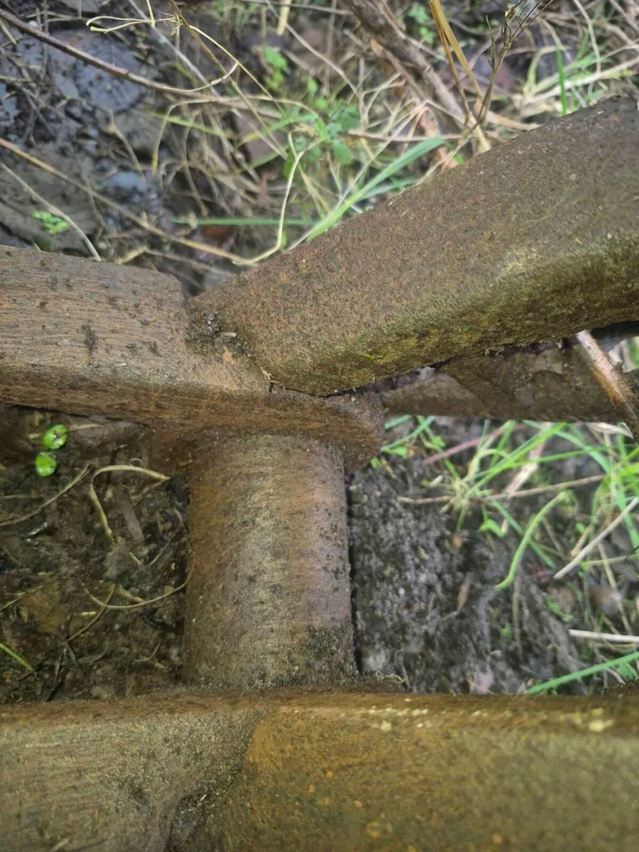 Chains and pads - Image 3