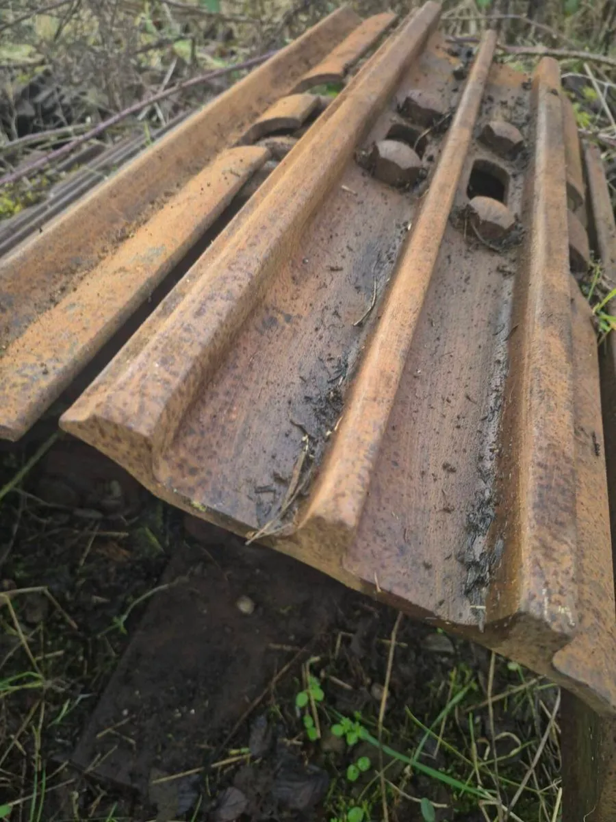 Chains and pads - Image 4