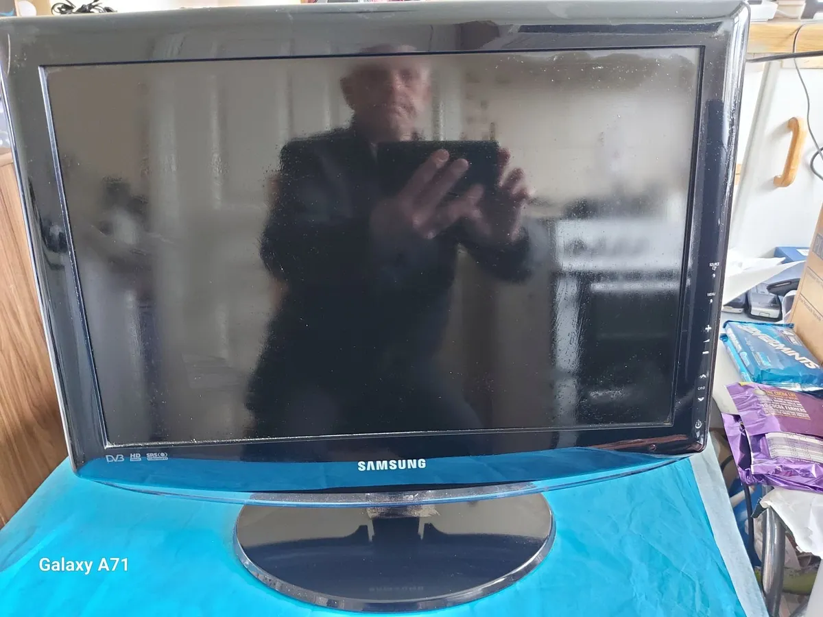 Samsung 19 inch TV / Monitor LE19R88BD with Remote - Image 1