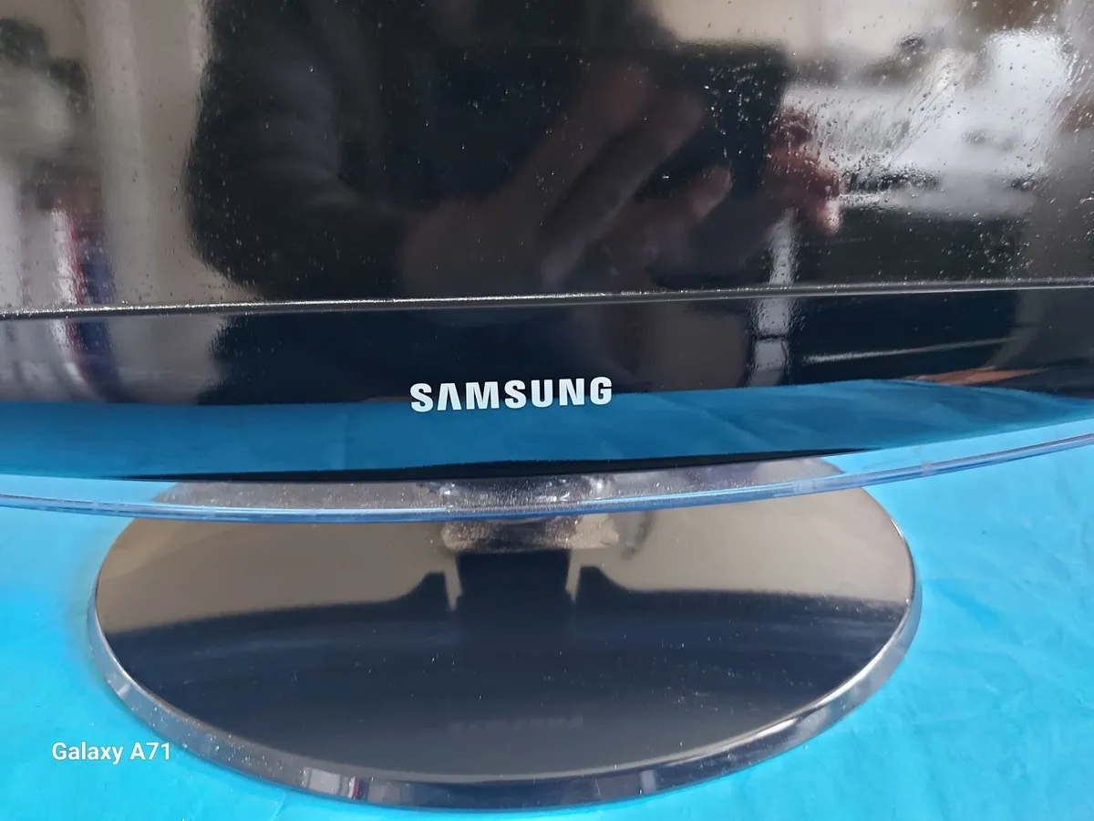 Samsung 19 inch TV / Monitor LE19R88BD with Remote - Image 2