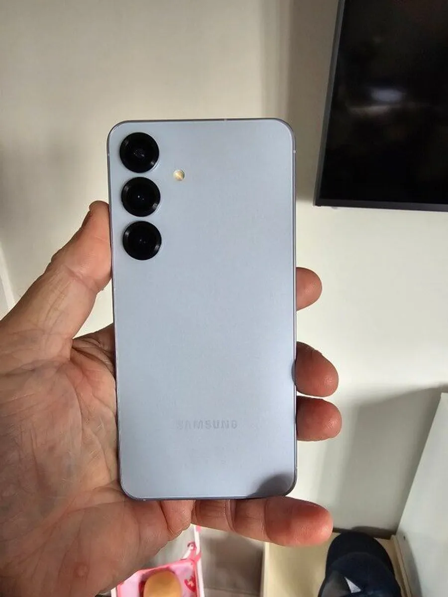 Samsung S25 Titanium Silver 128gb Samsung Warranty Grade A used lightly would pass as brand new comes with case Screen Protector Charging Cable - Image 1