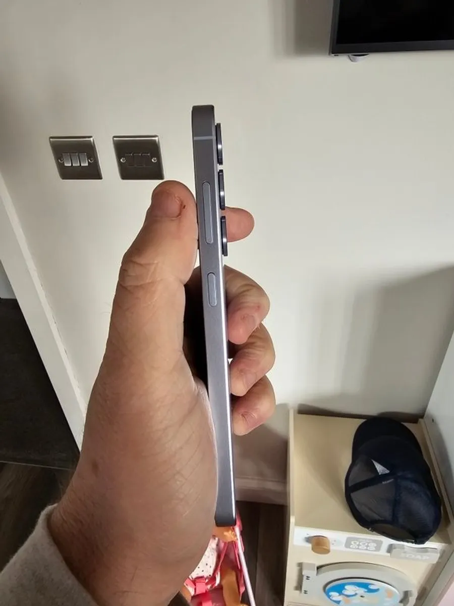 Samsung S25 Titanium Silver 128gb Samsung Warranty Grade A used lightly would pass as brand new comes with case Screen Protector Charging Cable - Image 2