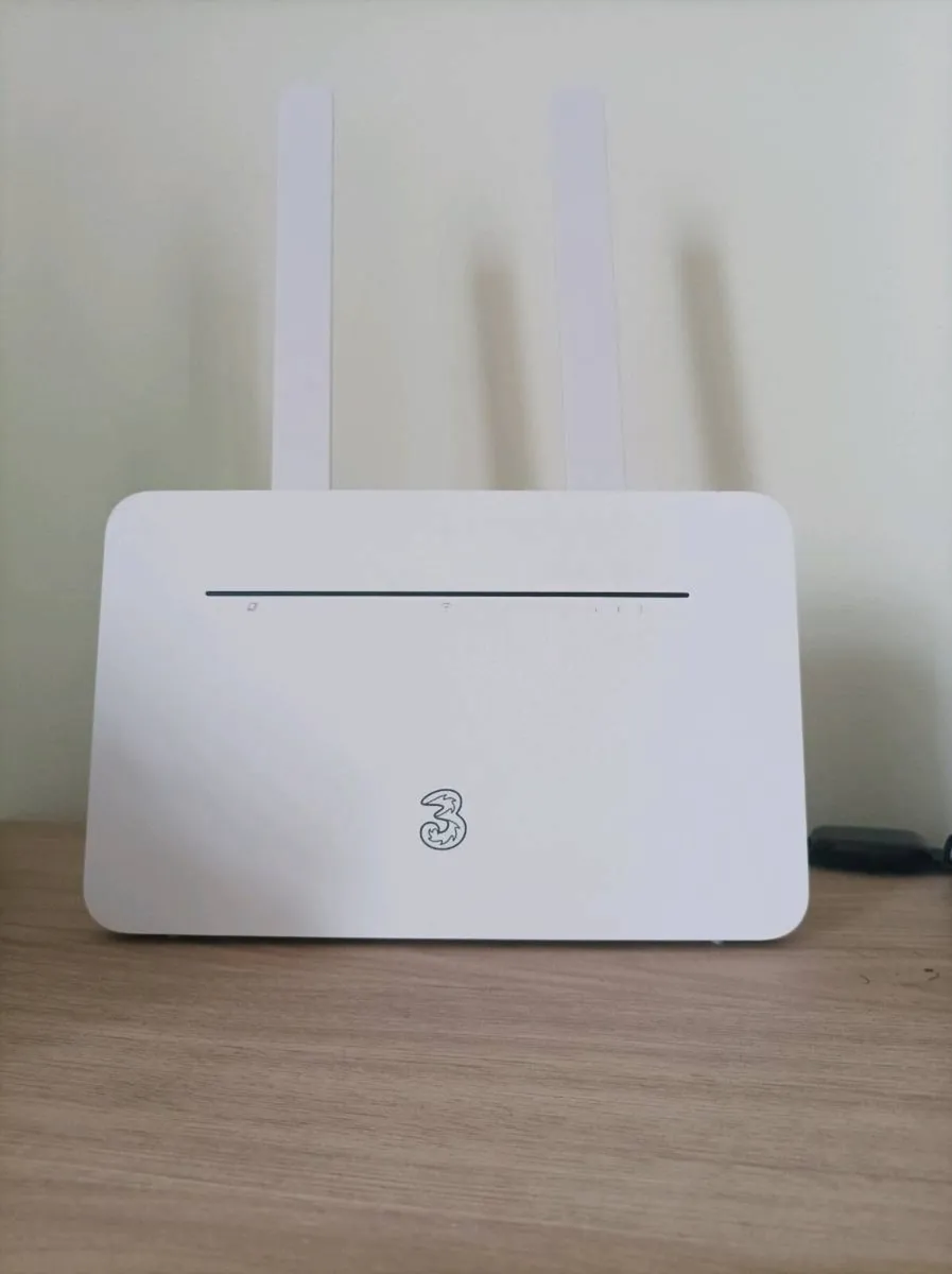 Huawei Three-SIM Router – Like New - Image 2