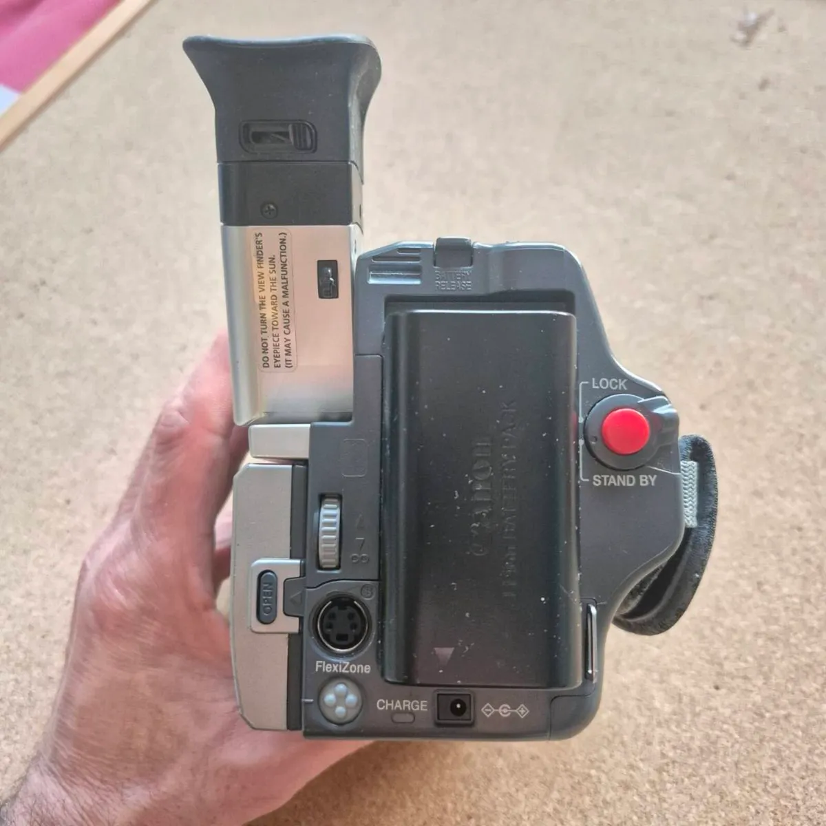 Canon V60 Video Camera - Image 4