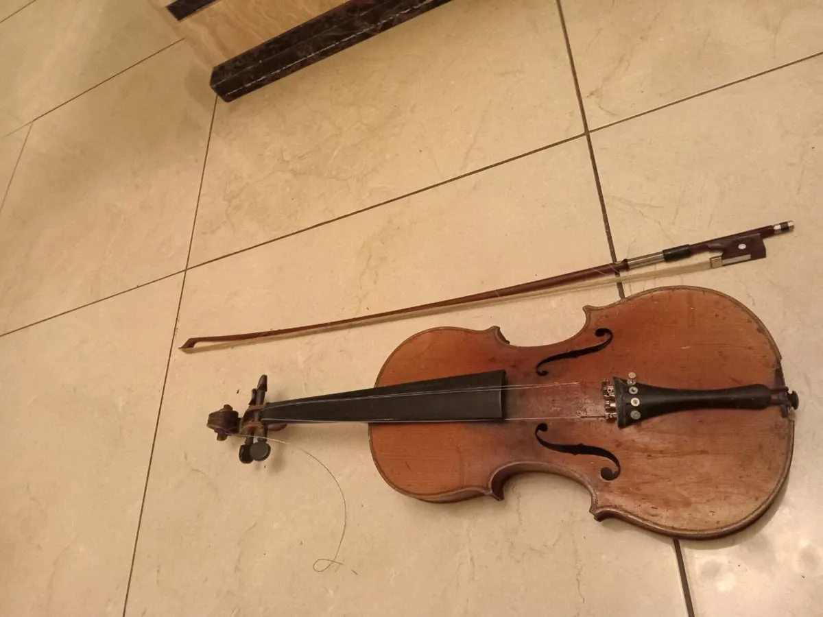 Old violin - Image 1