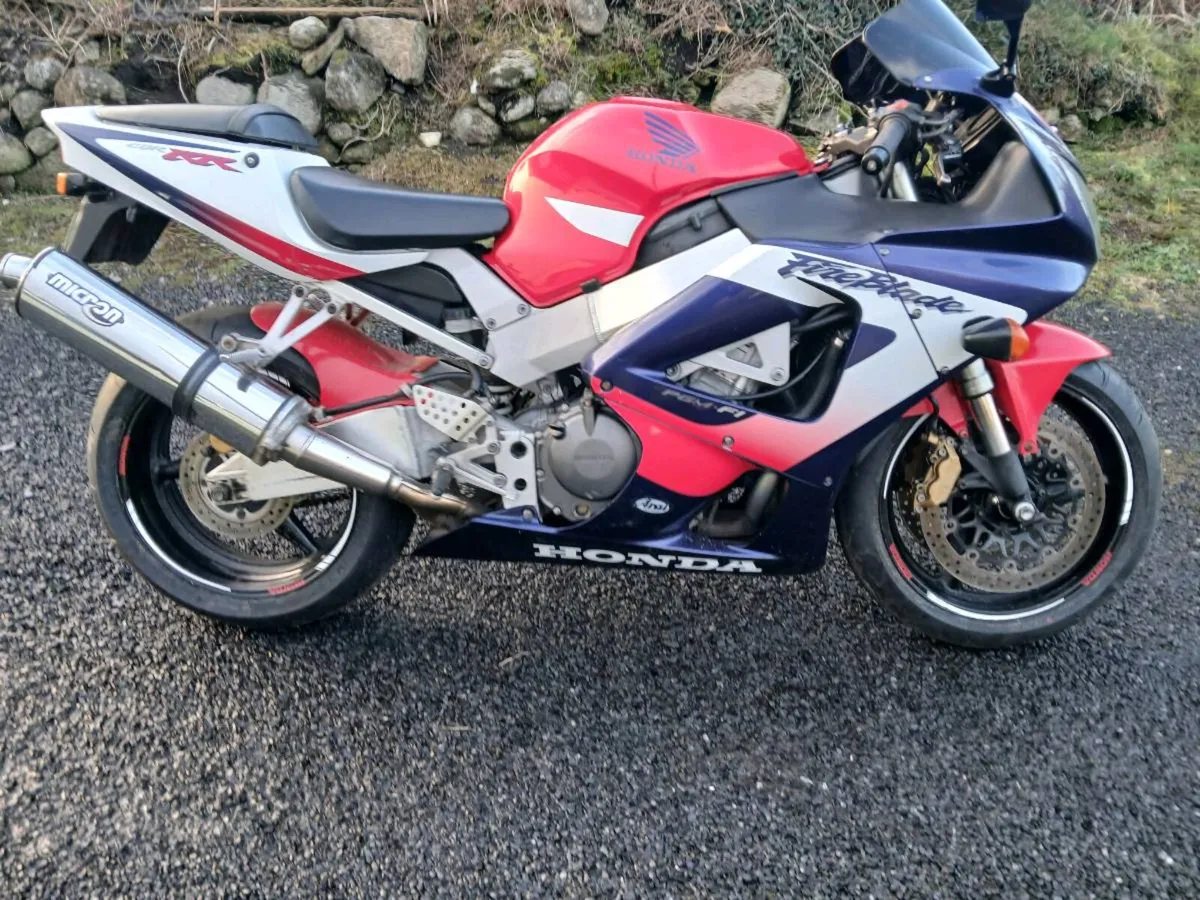 01 Honda CBR 900 fireblade motorcycle - Image 2