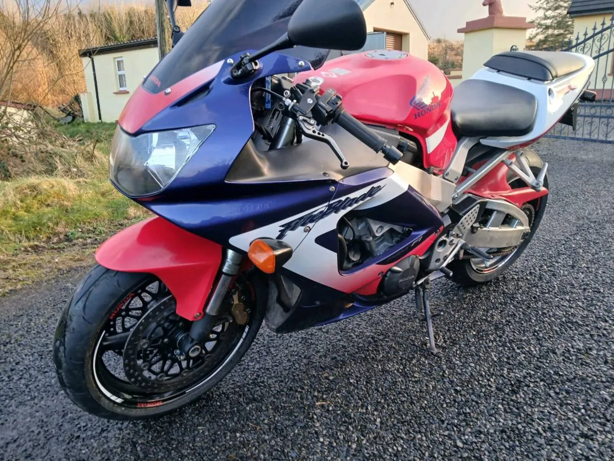 01 Honda CBR 900 fireblade motorcycle - Image 3