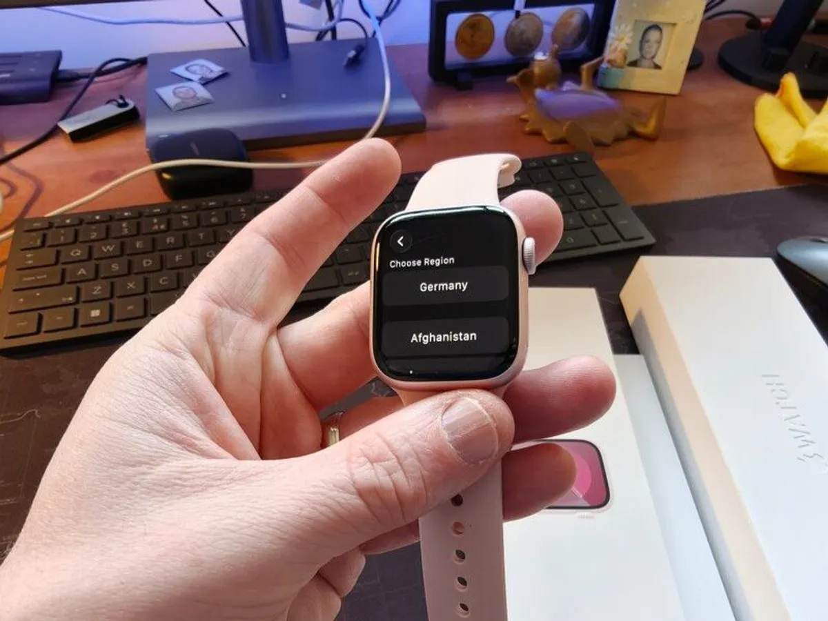 Apple Watch Series 9 Rose Gold 41mm 2 new straps - Image 3