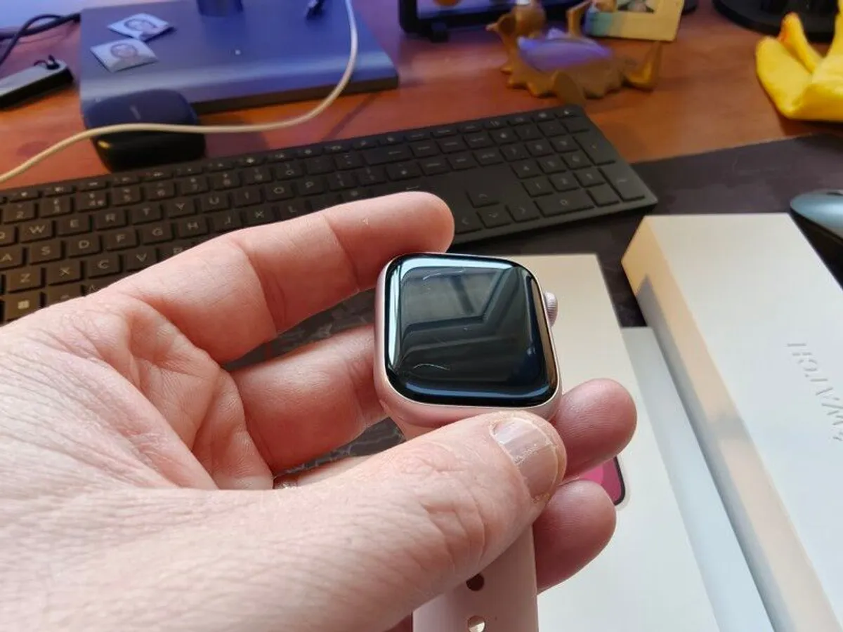 Apple Watch Series 9 Rose Gold 41mm 2 new straps - Image 4