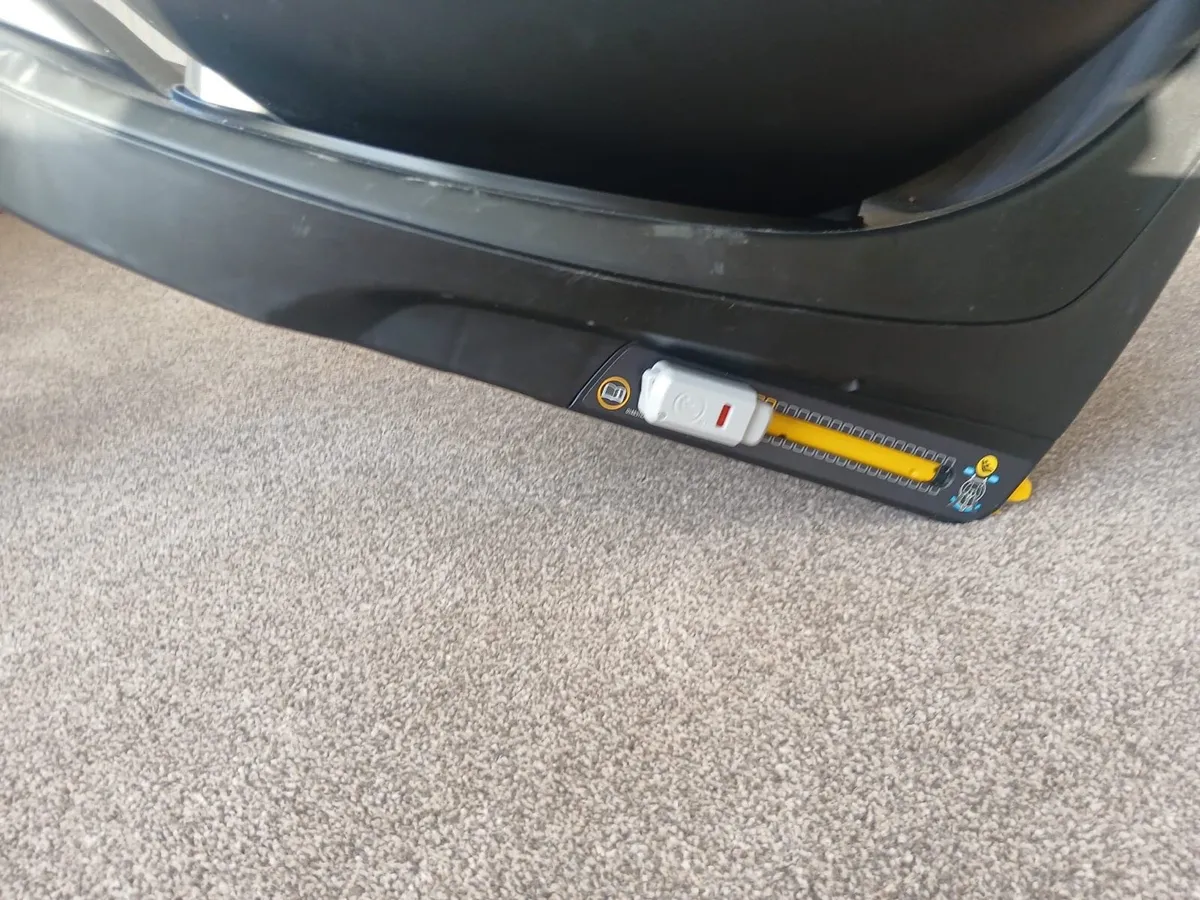 Maxi Cosi 360’ Car Seat - Image 4