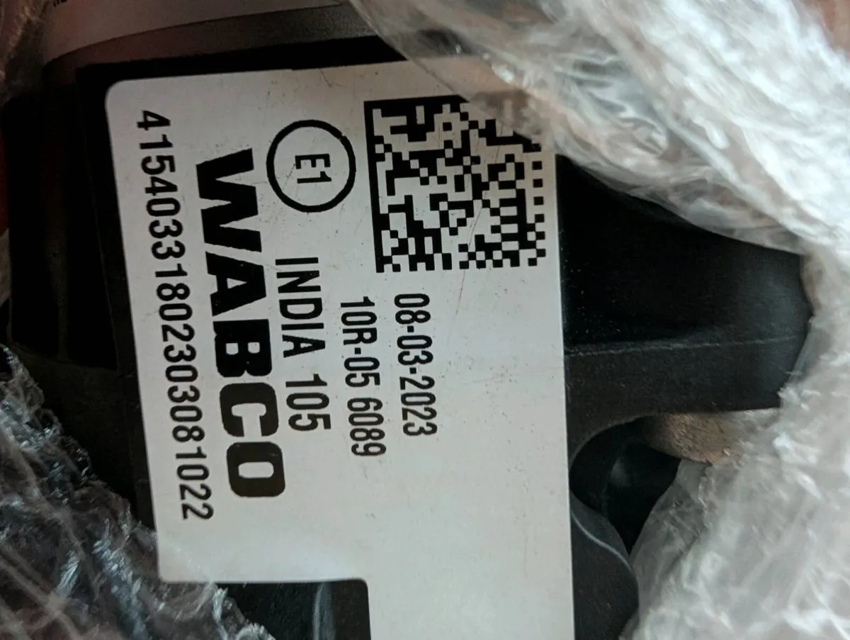 BMW 7 SERIES Air Compressor and relay - Image 1