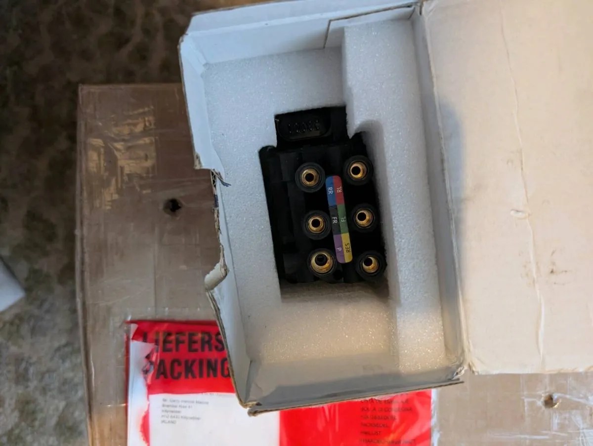 BMW 7 SERIES Air Compressor and relay - Image 3