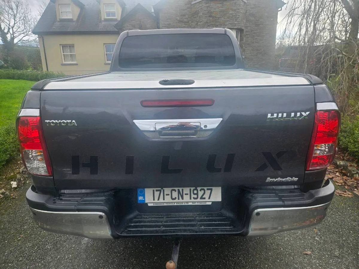 Toyota hilux invincible x - Image 3