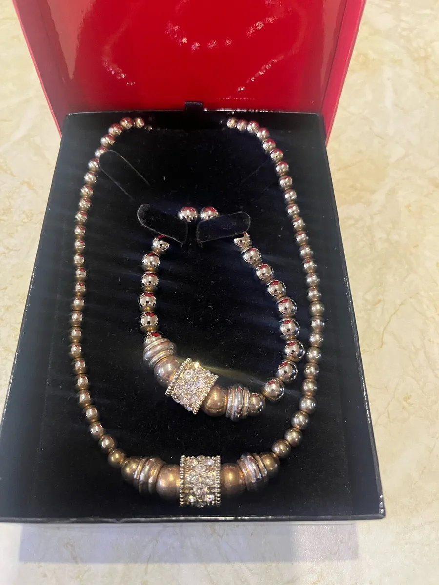 Beautiful necklace & matching bracelet