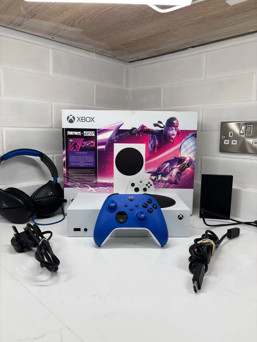 Xbox Series S Bundle - Image 1