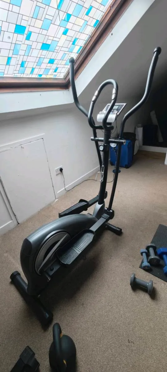 Cross trainer elliptical machine - Image 1