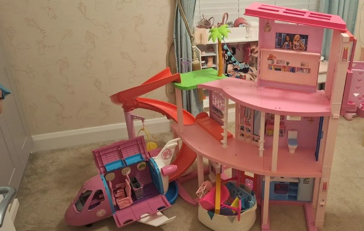 Barbie Dream house, aeroplane and accessories - Image 1