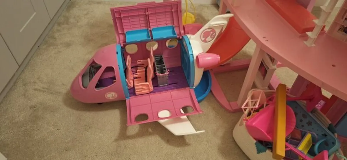 Barbie Dream house, aeroplane and accessories - Image 2
