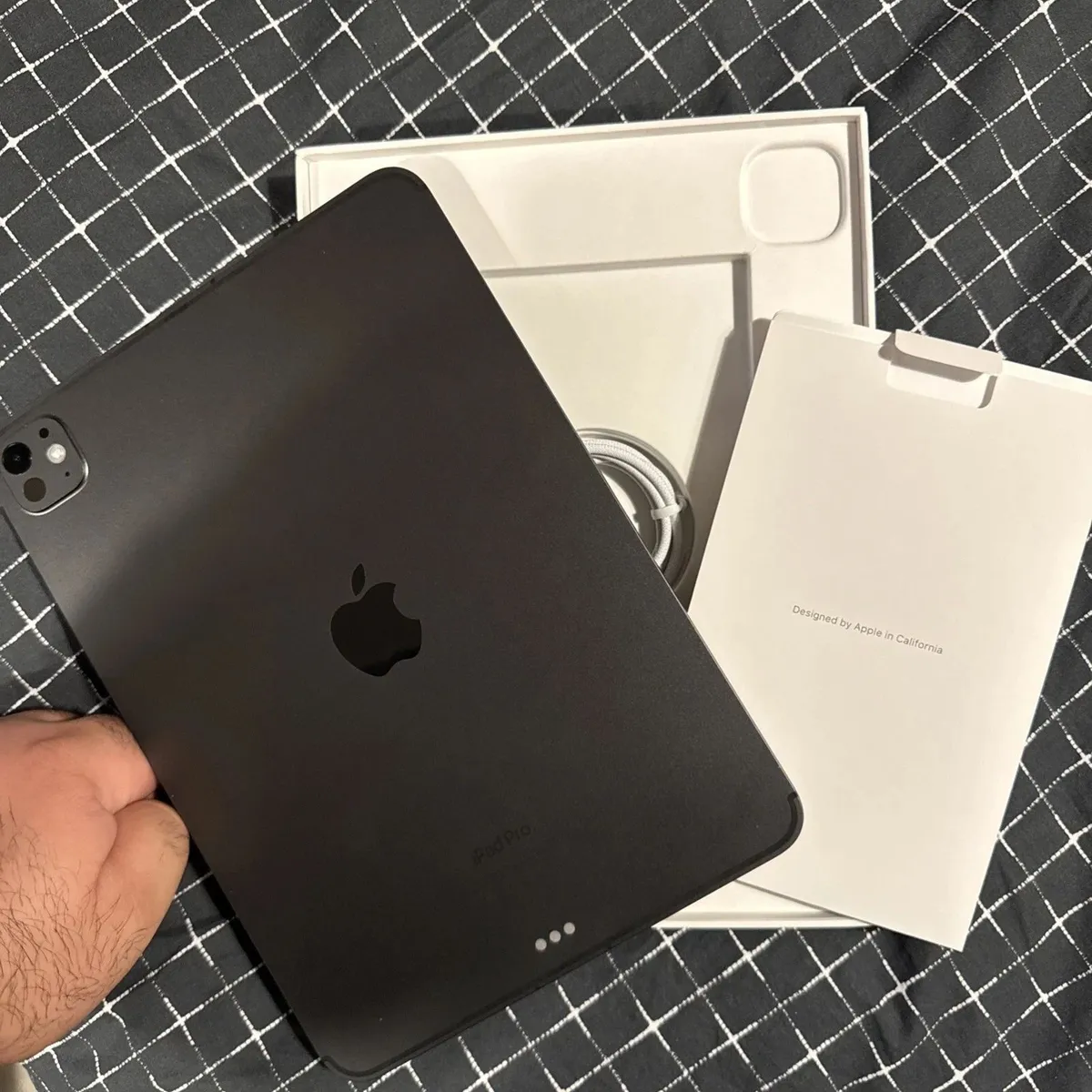 Apple iPad Pro 11" 2024 M4 - 256GB Wi-Fi & Cell - Image 1