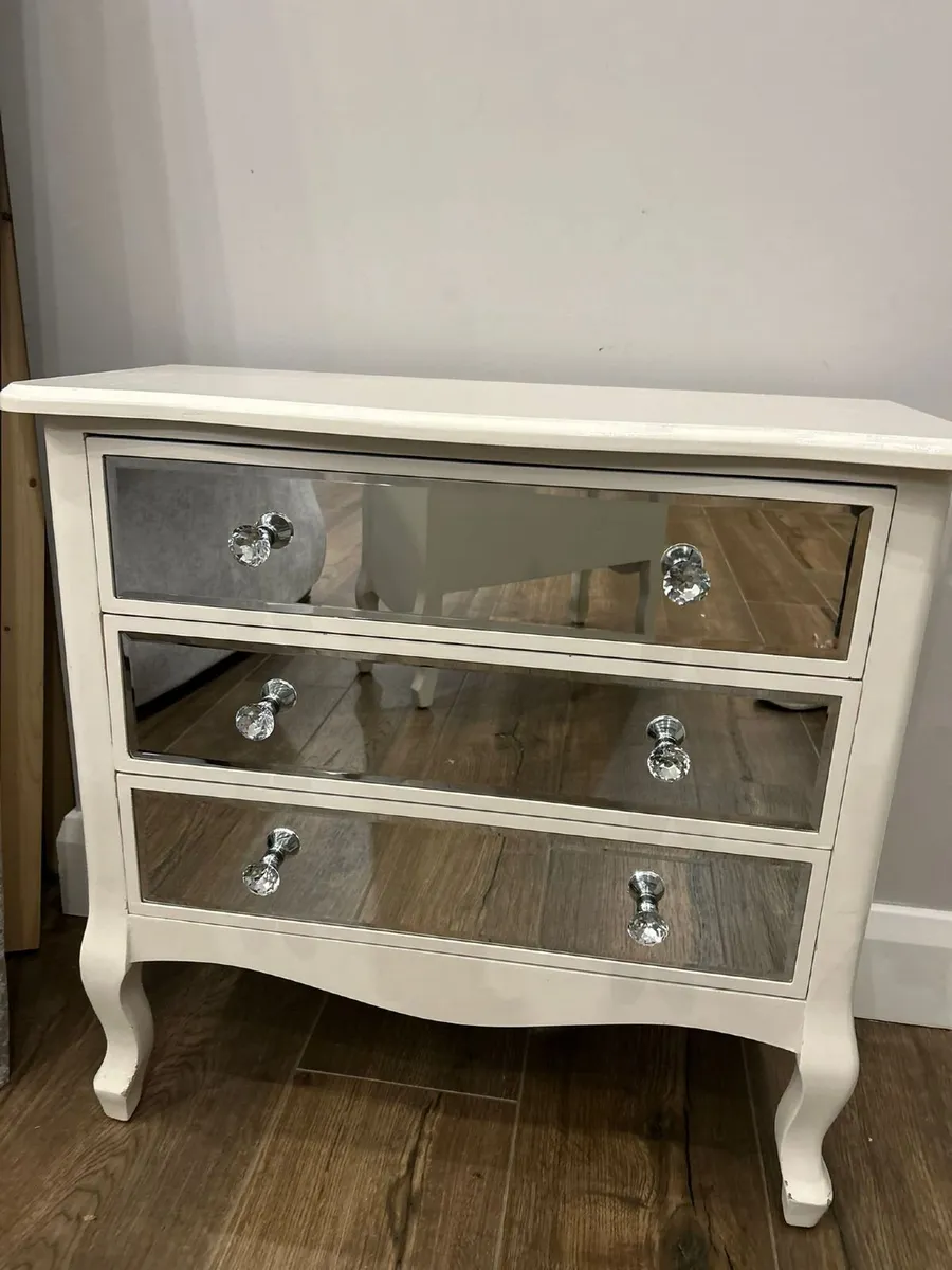 White bedside lockers (x2) with 3 drawers - Image 1