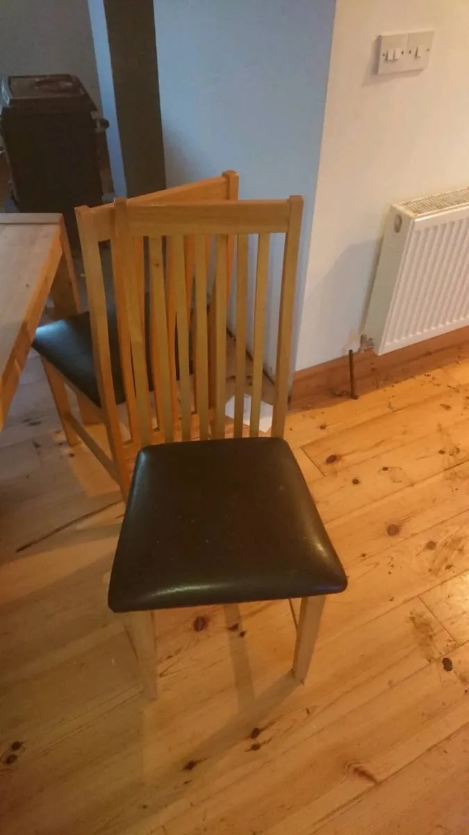 Table and chairs - Image 3