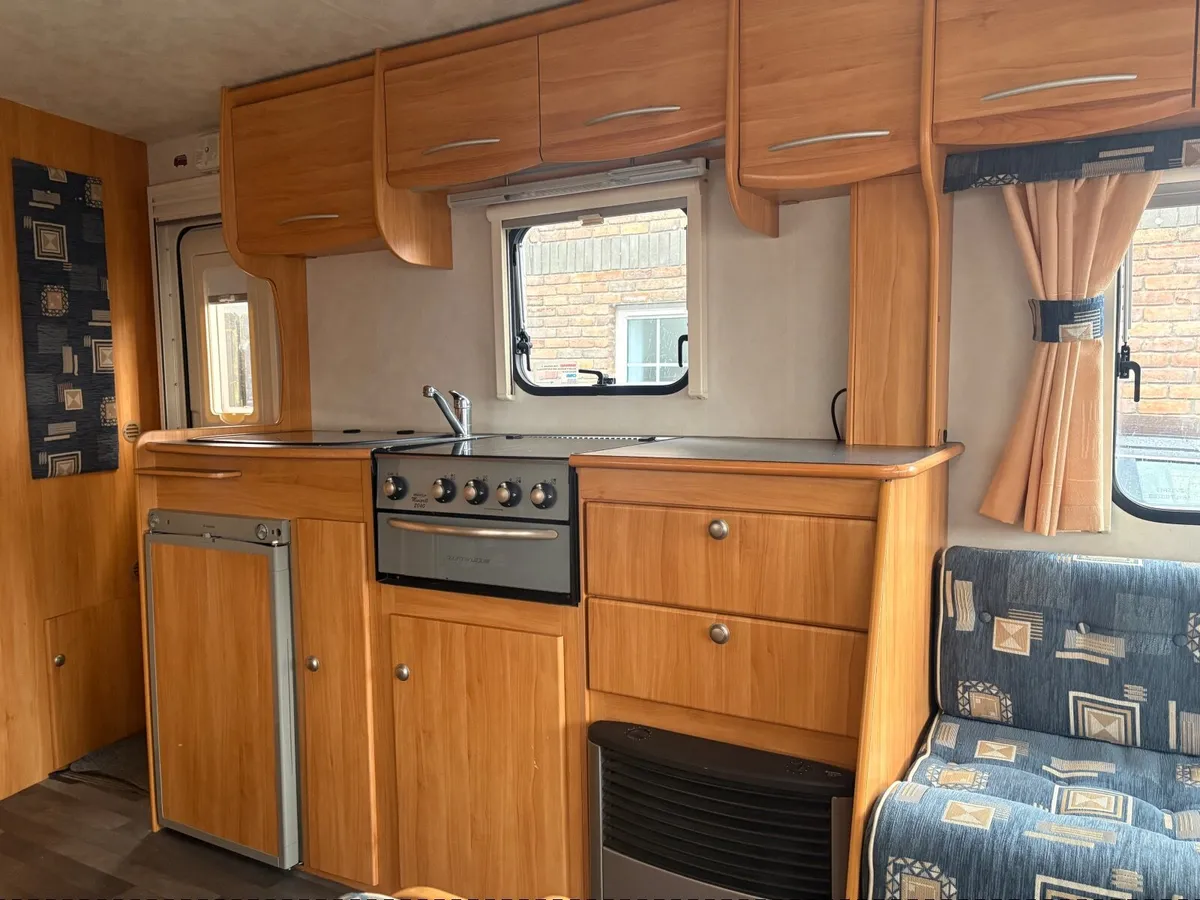 Caravan and air awning - Image 4