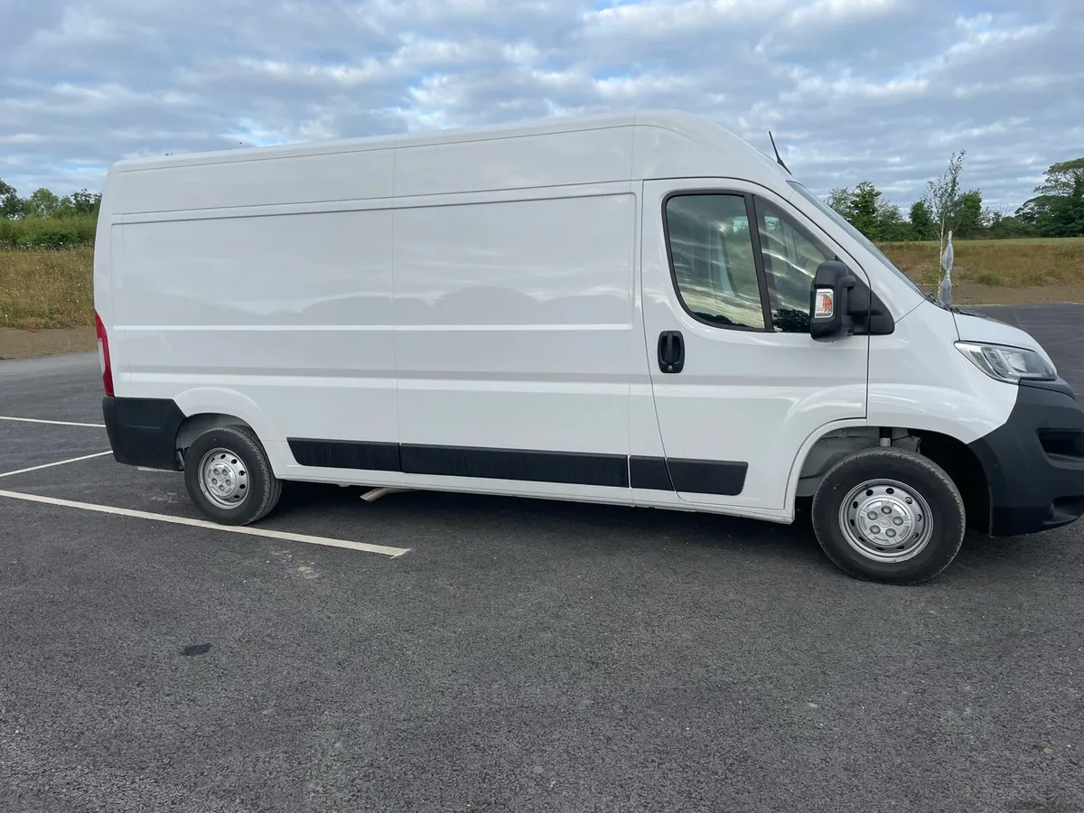 Commercial van - Image 2