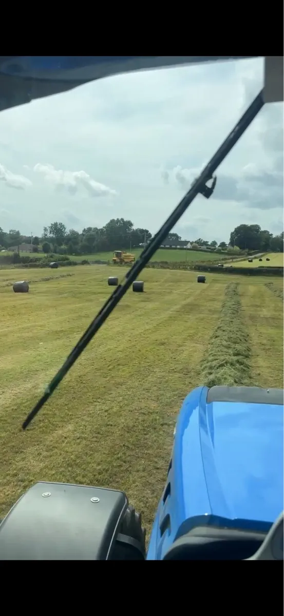 Silage and straw for sale - Image 2