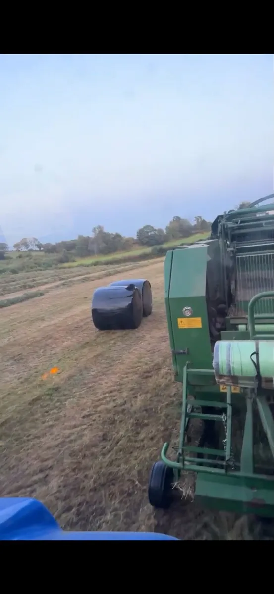 Silage and straw for sale - Image 3