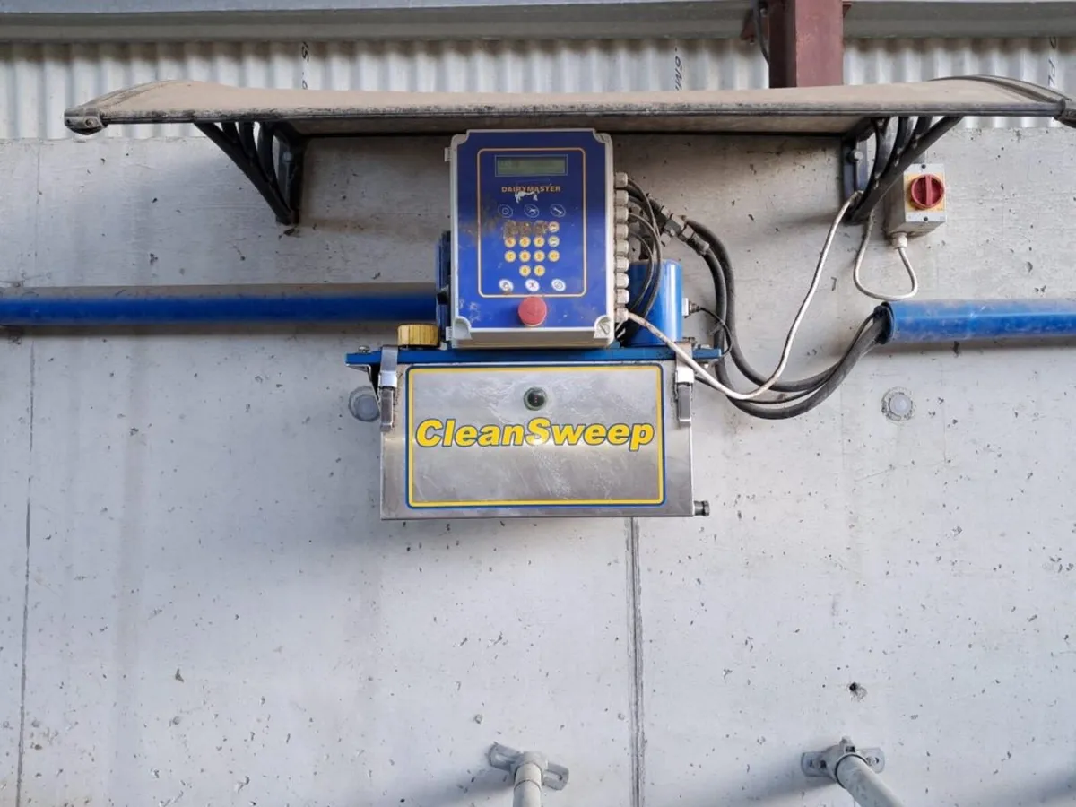 Dairymaster scraper unit automatic scraper WANTED! - Image 1