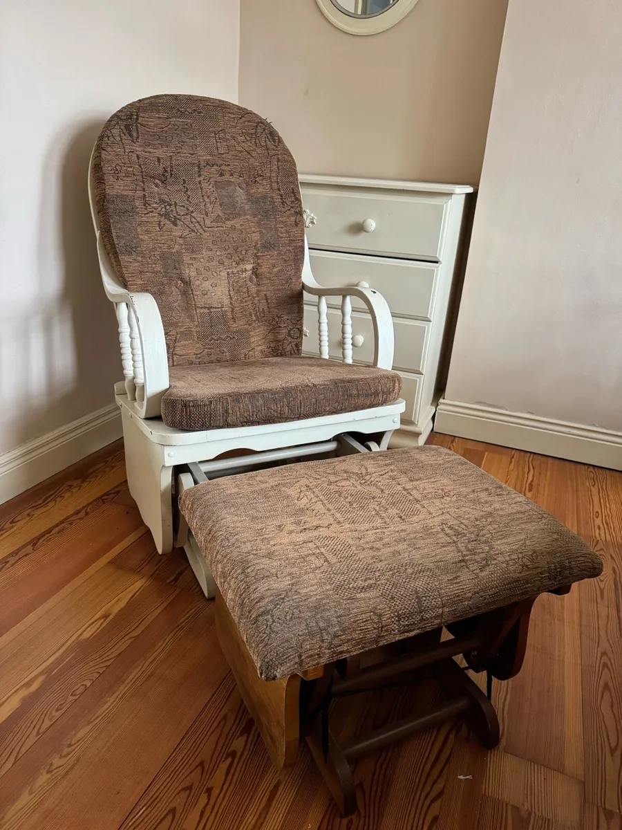 Vintage wooden rocking chair - Image 1