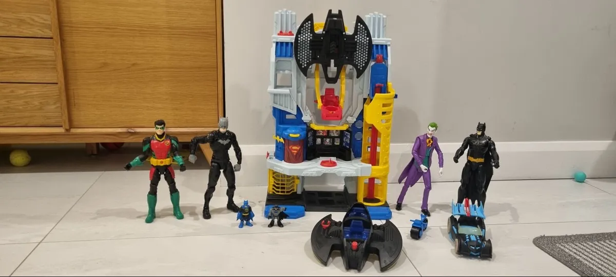 Toys batman cave and characters