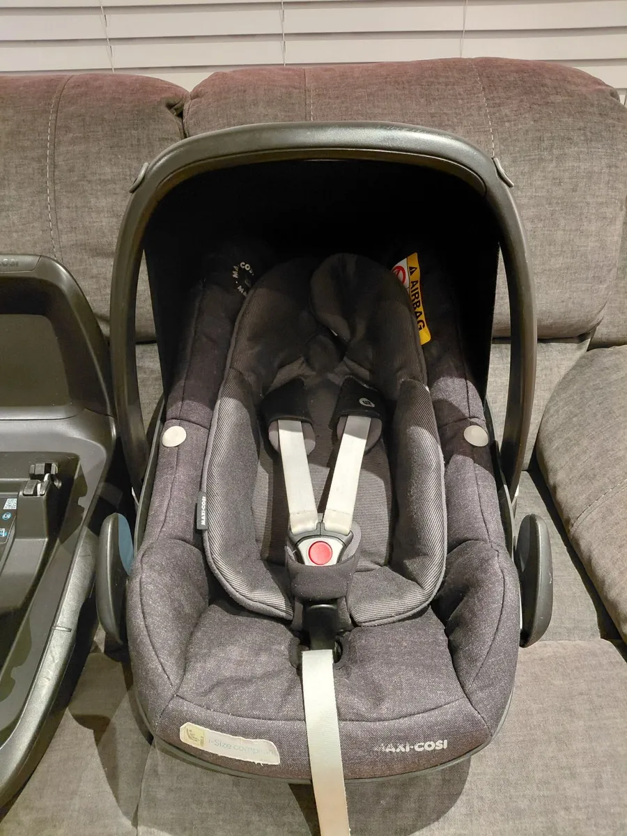 Maxi Cosi pebble plus infant carrier and base - Image 1