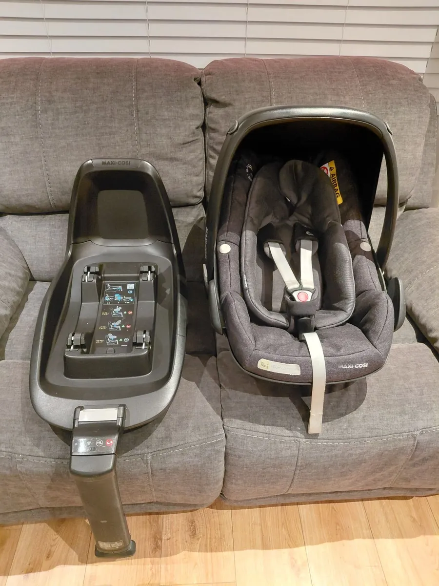 Maxi Cosi pebble plus infant carrier and base - Image 2