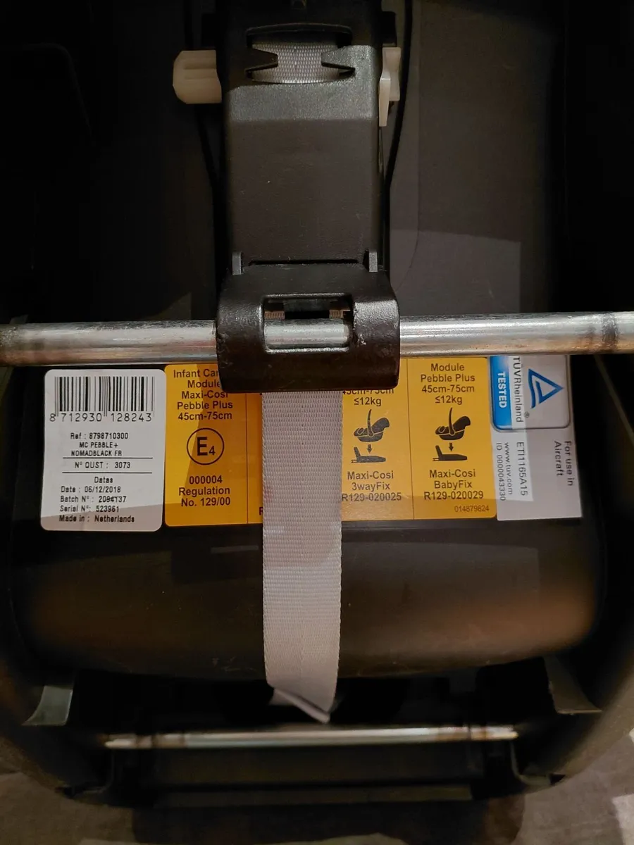 Maxi Cosi pebble plus infant carrier and base - Image 3