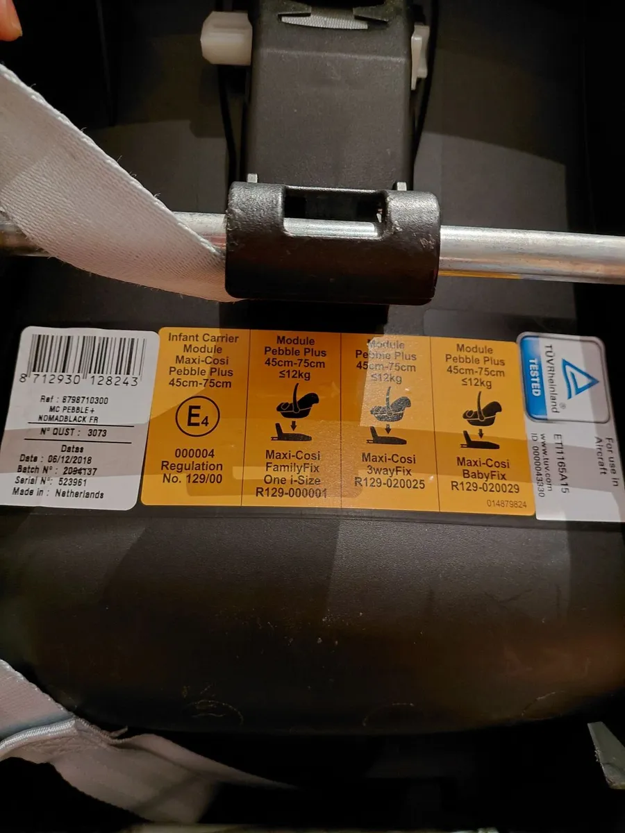 Maxi Cosi pebble plus infant carrier and base - Image 4