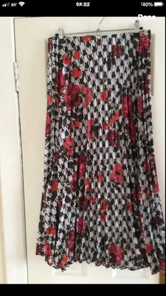 Ladies stunning skirt size M €10 - Image 1