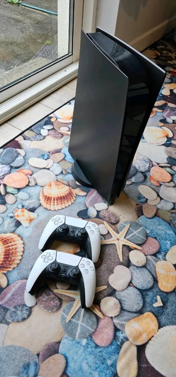 PS5 disc version + 2 controllers - Image 1