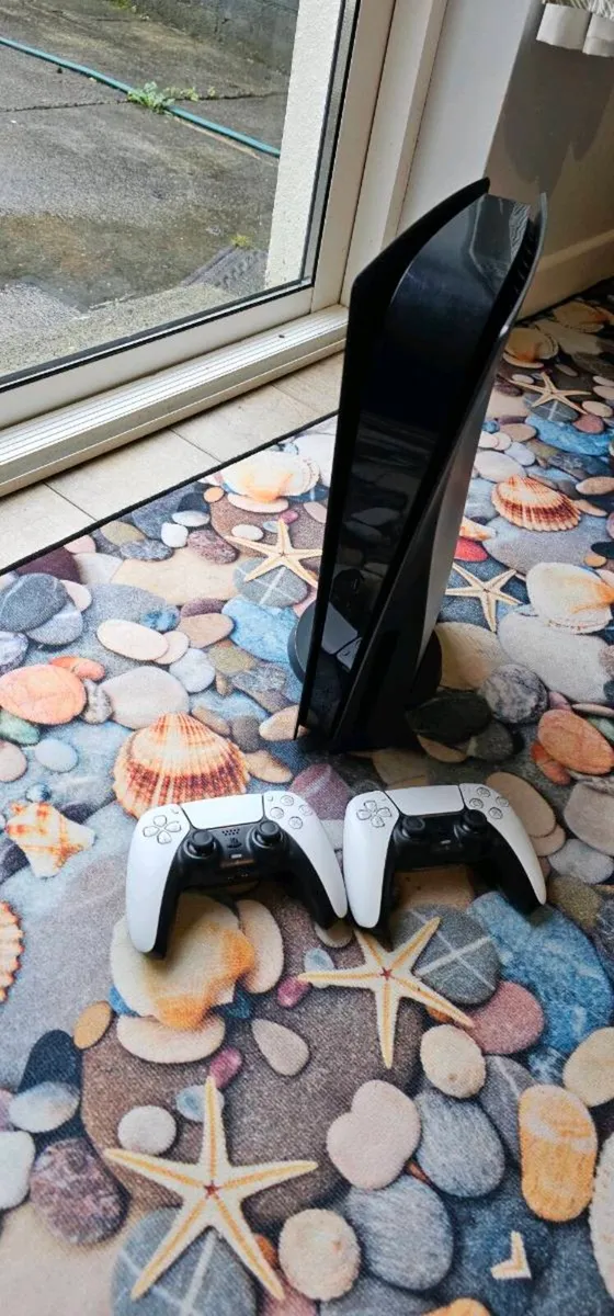 PS5 disc version + 2 controllers - Image 2