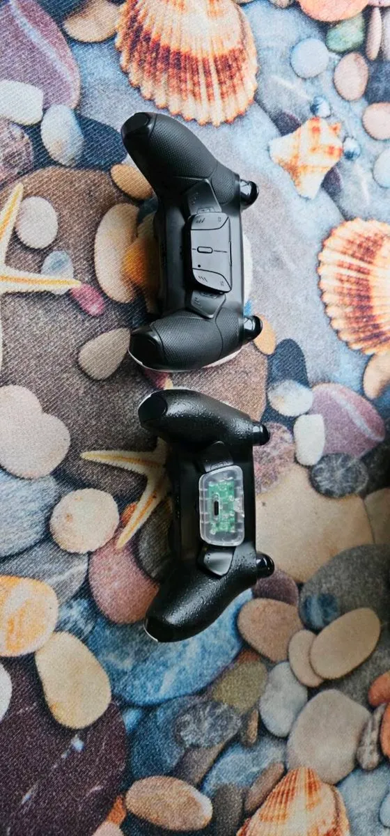 PS5 disc version + 2 controllers - Image 3